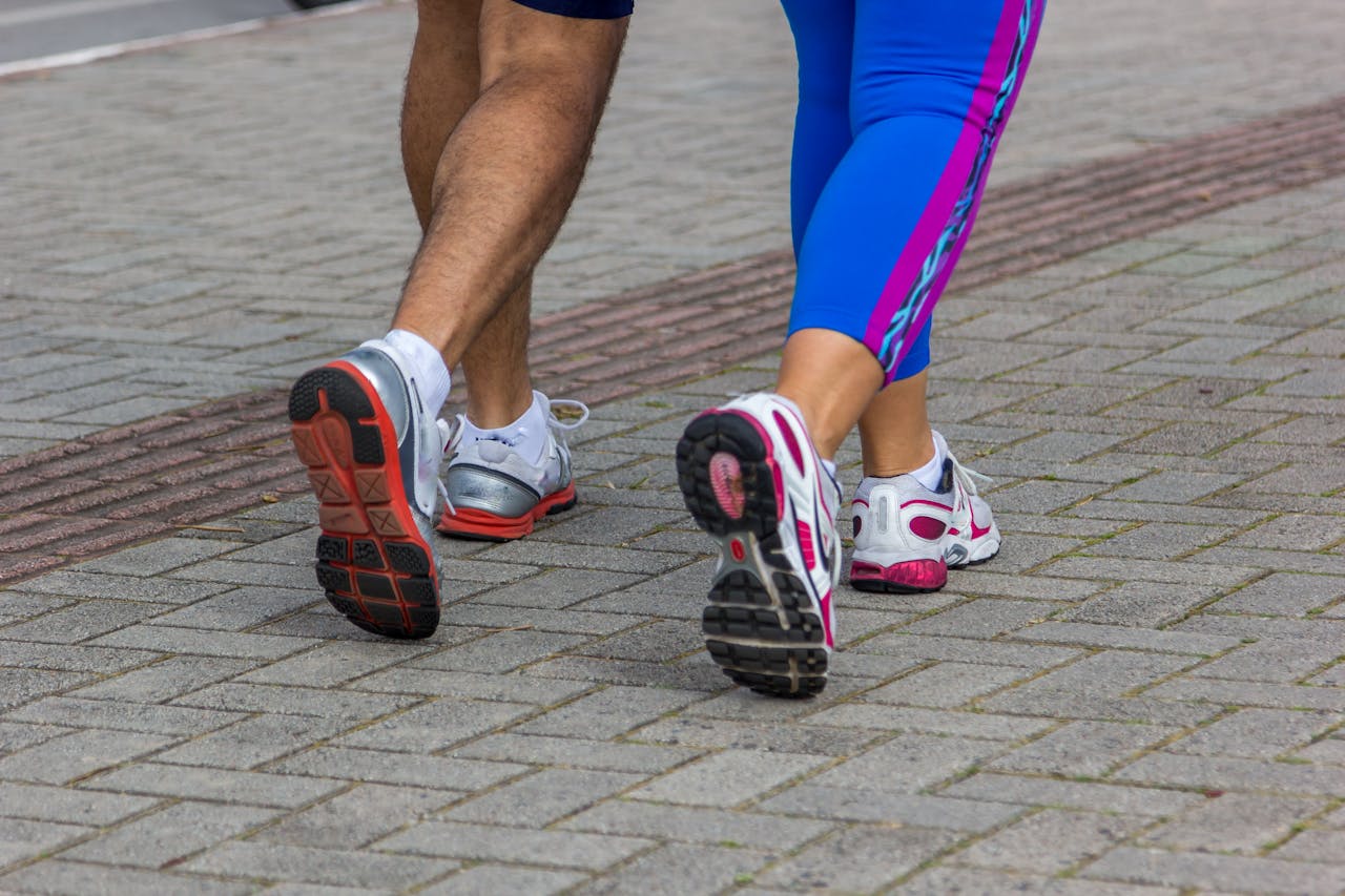 Tênis de corrida no asfalto